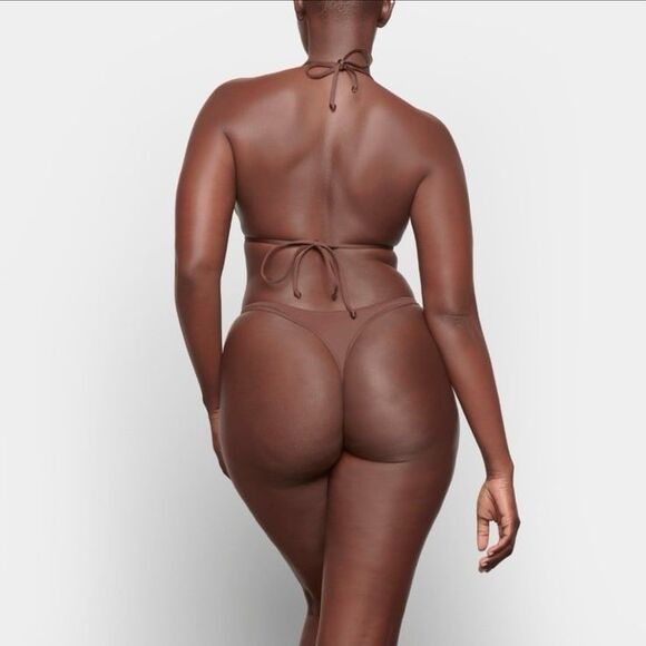 Skims Signature Swim Thong Cocoa Large - Picture 2 of 10